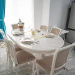 Lizuca Apartment- Family Friendly In Pools Mamaia